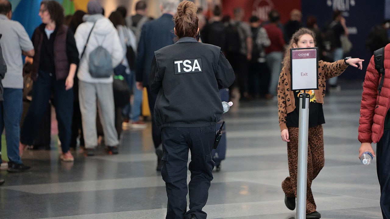 President Trump orders DHS to pay TSA workers during shutdown