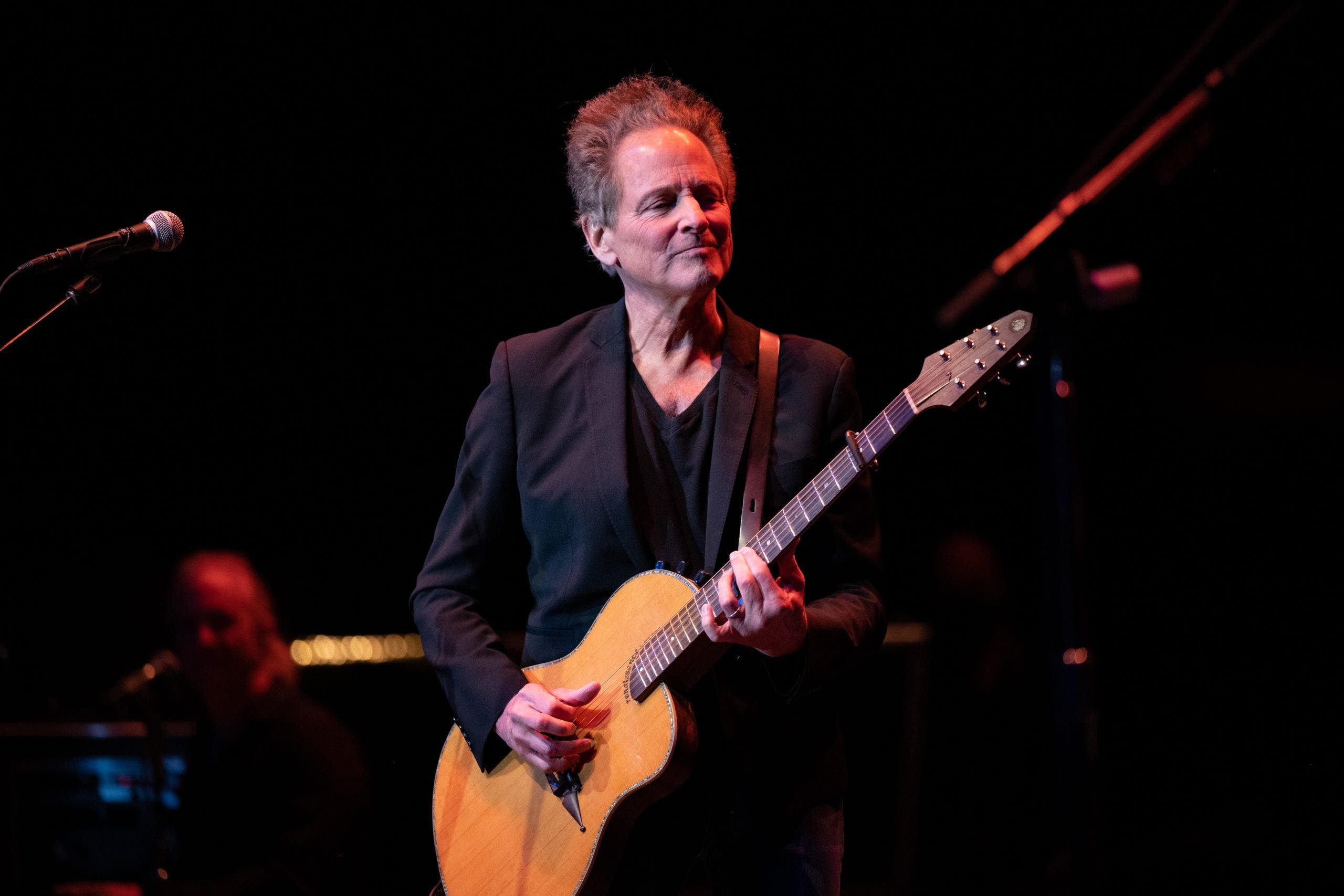 Former Fleetwood Mac guitarist Lindsey Buckingham attacked by alleged stalker: report