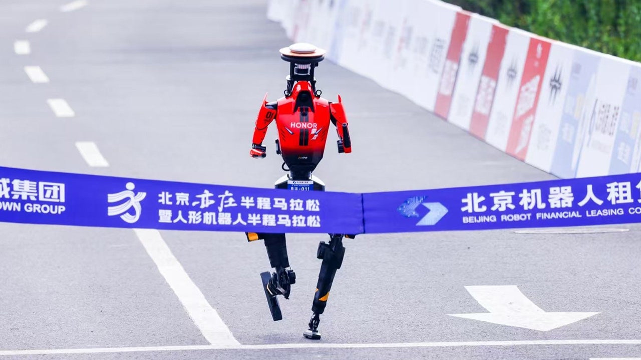 Humanoid robots outrun everyone in Beijing half-marathon, beats world-record time