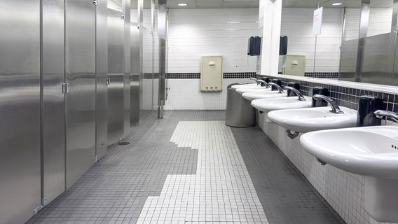 Shirtless man forced teen to eat Gushers candy in restaurant bathroom, police report says