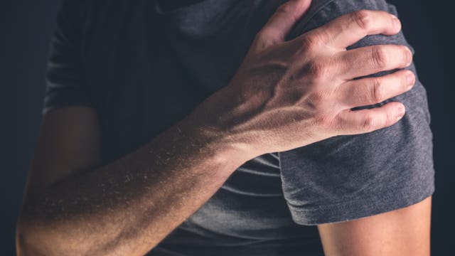 Unexplained shoulder pain could signal dangerous health condition, doctor warns
