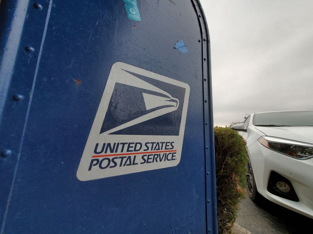 Former USPS supervisor pleads guilty to stealing $369K in checks from mail