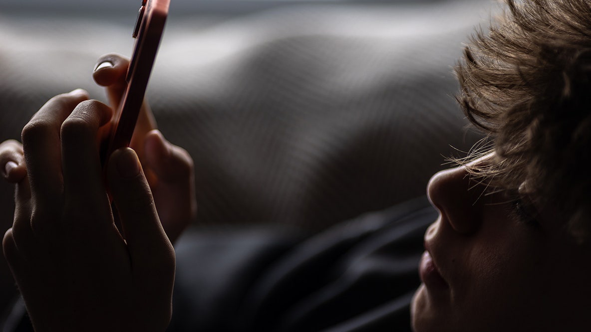 Teens spend nearly an hour on phones in late-night hours before school, study finds