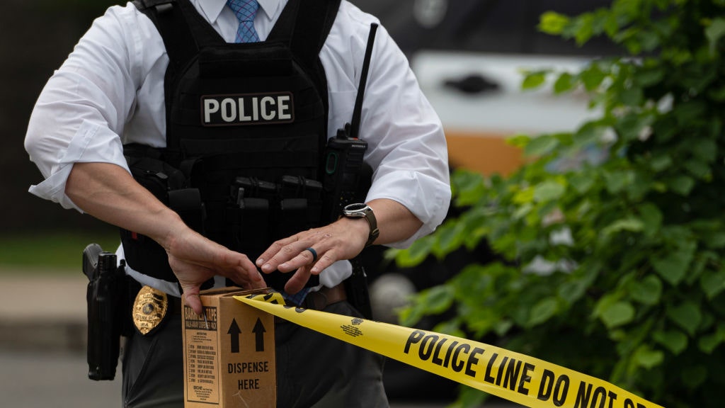 Iowa man suspected of killing 6 family members and himself