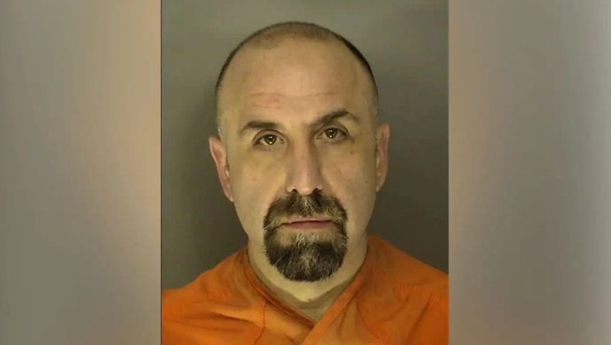 Detective accused of pulling gun on officer over microwaved fish