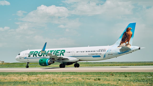 Frontier passengers tackle man who allegedly choked off-duty flight attendant, tried to open door mid-flight
