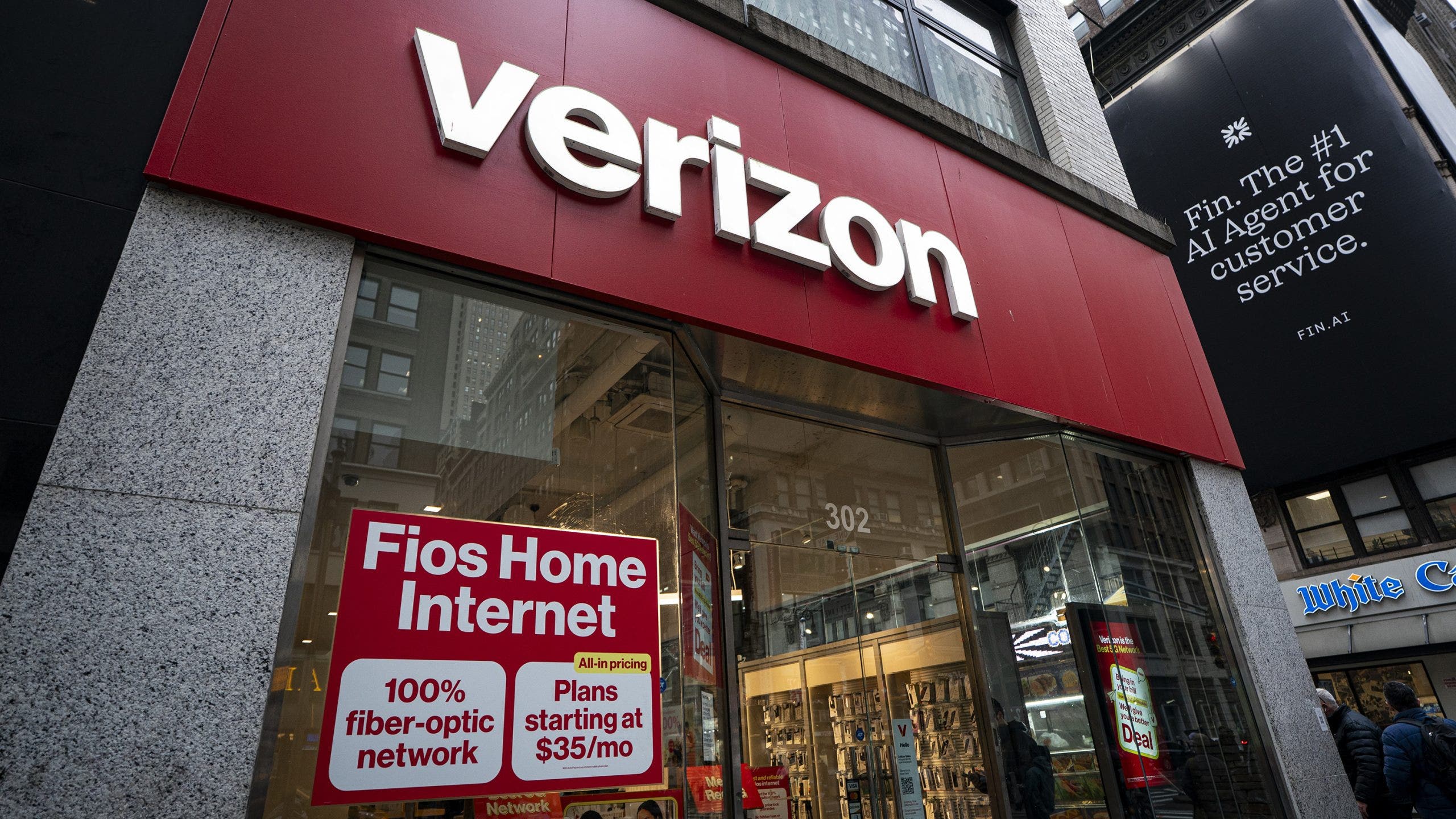 Verizon to sell nearly 300 stores, cut 500 jobs in restructuring