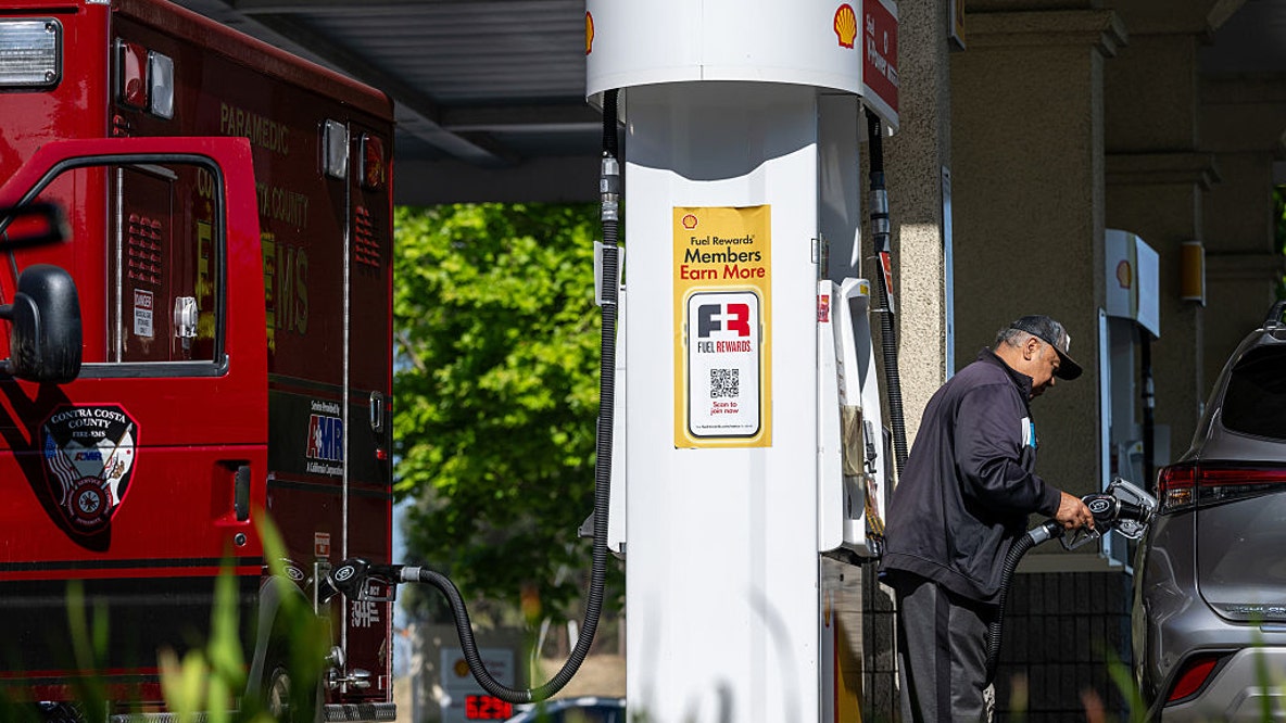 US average gas price rises above $4 a gallon again