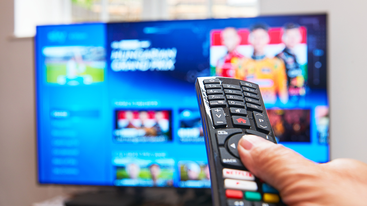 Midlife TV binging linked to smaller brain structures, especially in men