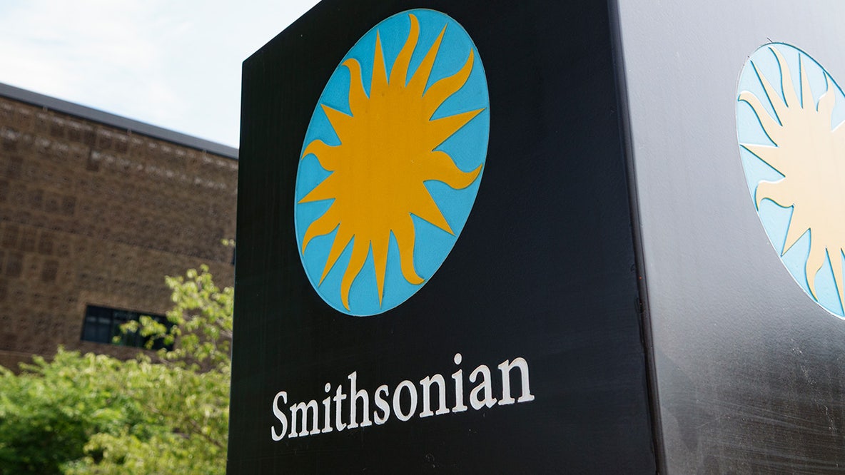 Trump orders warning signs near Smithsonian directing visitors to White House-approved history