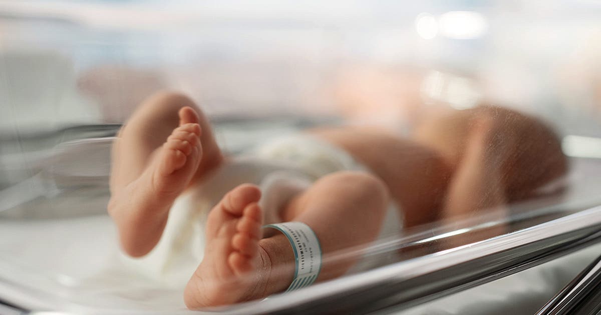Duas famílias estão processando um hospital de Dakota do Norte por alegar que seus bebês foram trocados ao nascer