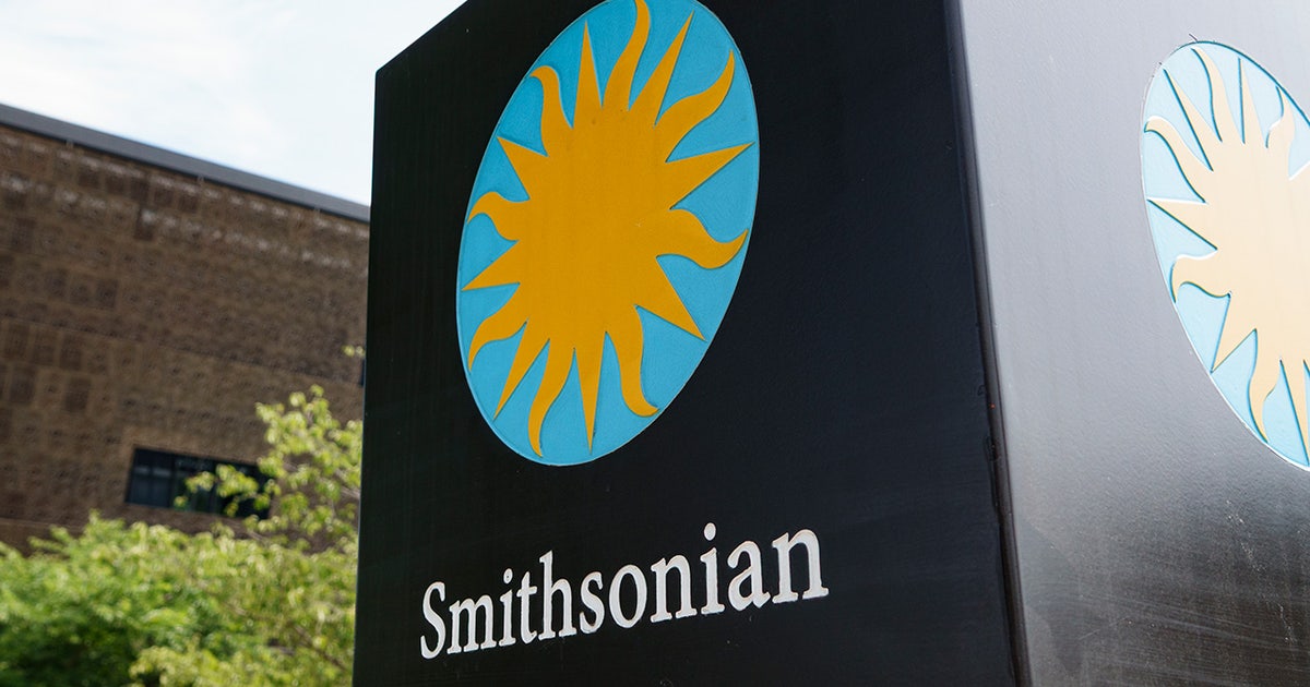 Trump ordenou que sinais de alerta fossem colocados perto do Smithsonian direcionando os visitantes para a história aprovada pela Casa Branca