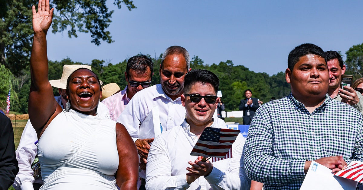 150 novos cidadãos dos EUA prestaram juramento durante cerimônia especial de 4 de julho em Mount Vernon