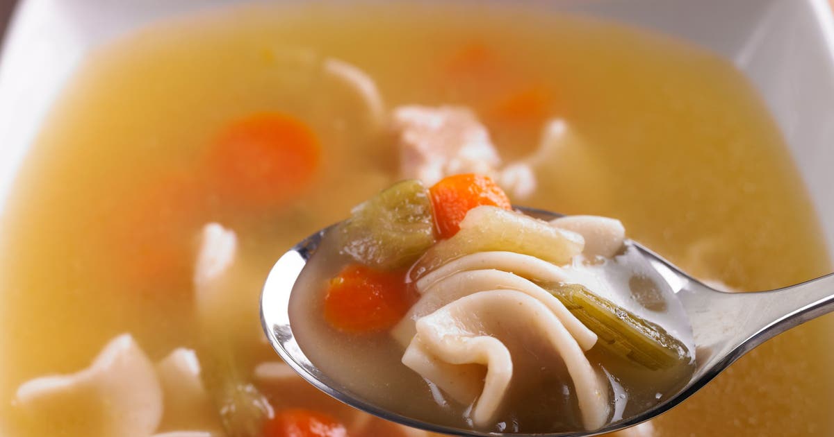 Mais de 4.300 libras de sopa de macarrão de frango importada do Canadá para os EUA foram recolhidas devido a problemas de inspeção