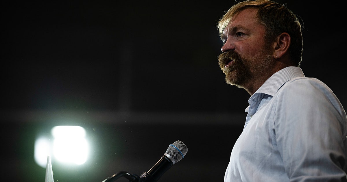 O democrata Graham Platner retirou-se da corrida para o Senado do Maine em meio a escândalo