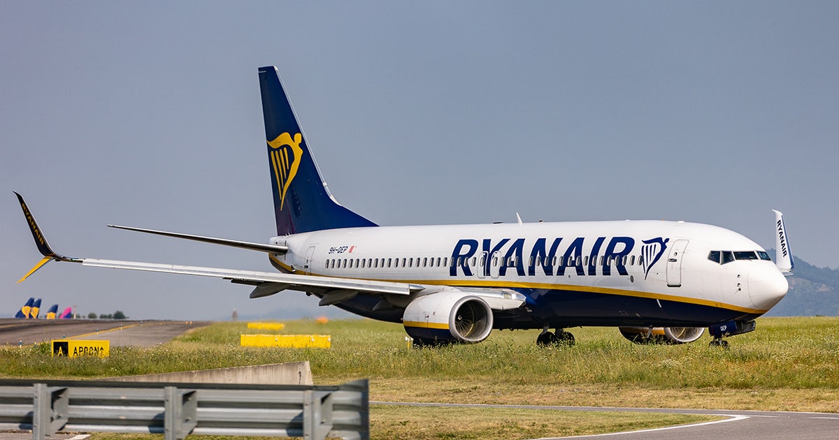 O presidente-executivo da Ryanair culpou um objeto externo depois que o homem foi parcialmente sugado para fora da janela