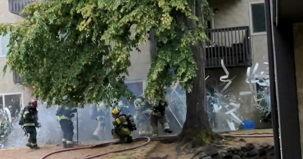 A explosão ocorreu enquanto os bombeiros investigavam o complexo de apartamentos