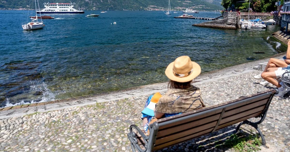 O local de férias exige que os turistas se cubram com roupas de praia minúsculas ou enfrentem pesadas multas
