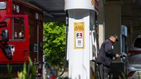 US average gas price rises above $4 a gallon again