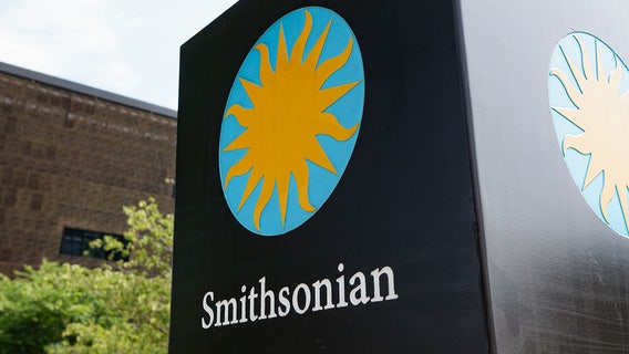Trump orders warning signs near Smithsonian directing visitors to White House-approved history