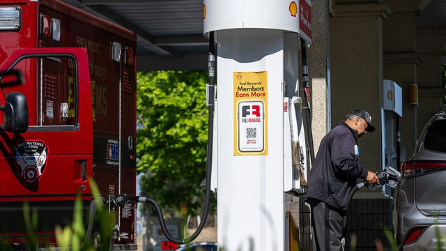 US average gas price rises above $4 a gallon again