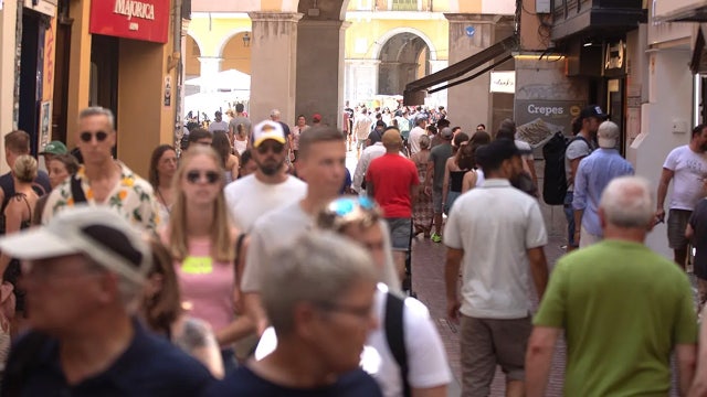 Brazen pickpockets prey on vulnerable tourists as vacation island is swarmed by millions