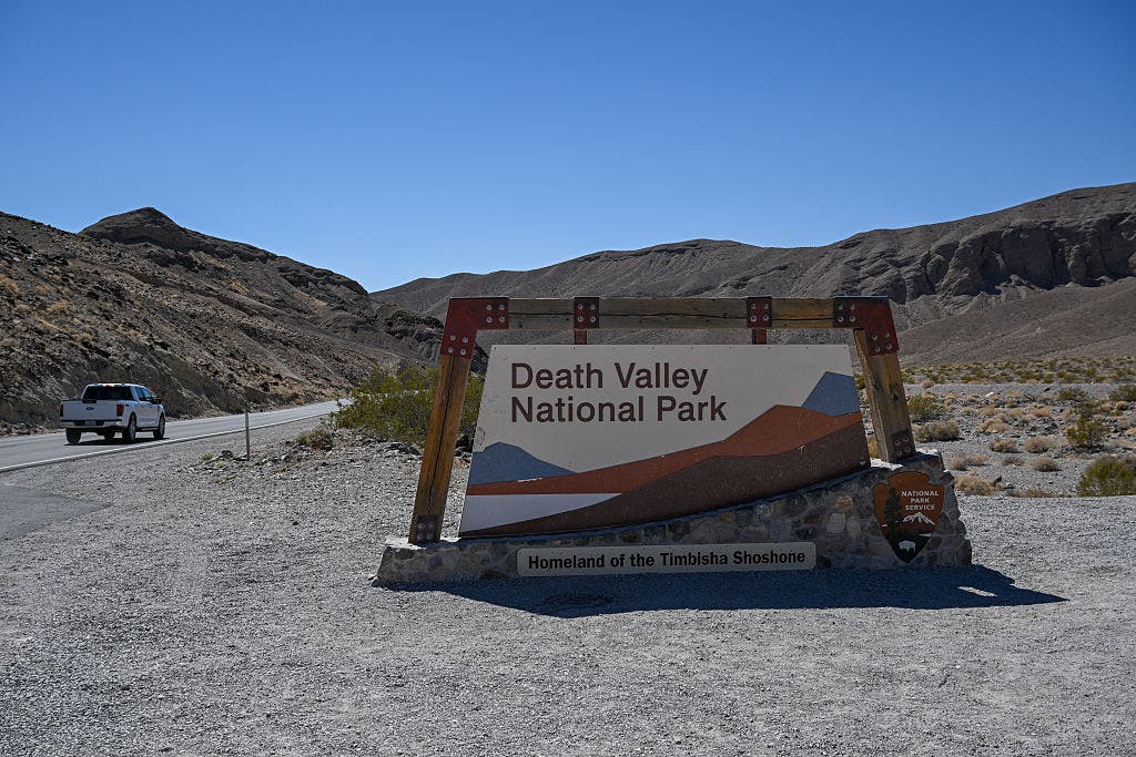 Man dies after vehicle gets stranded in Death Valley, attempts trek across blistering salt flats