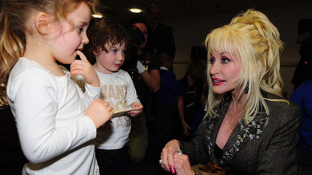 Dolly Parton’s family asks fans for tribute messages, support reading program