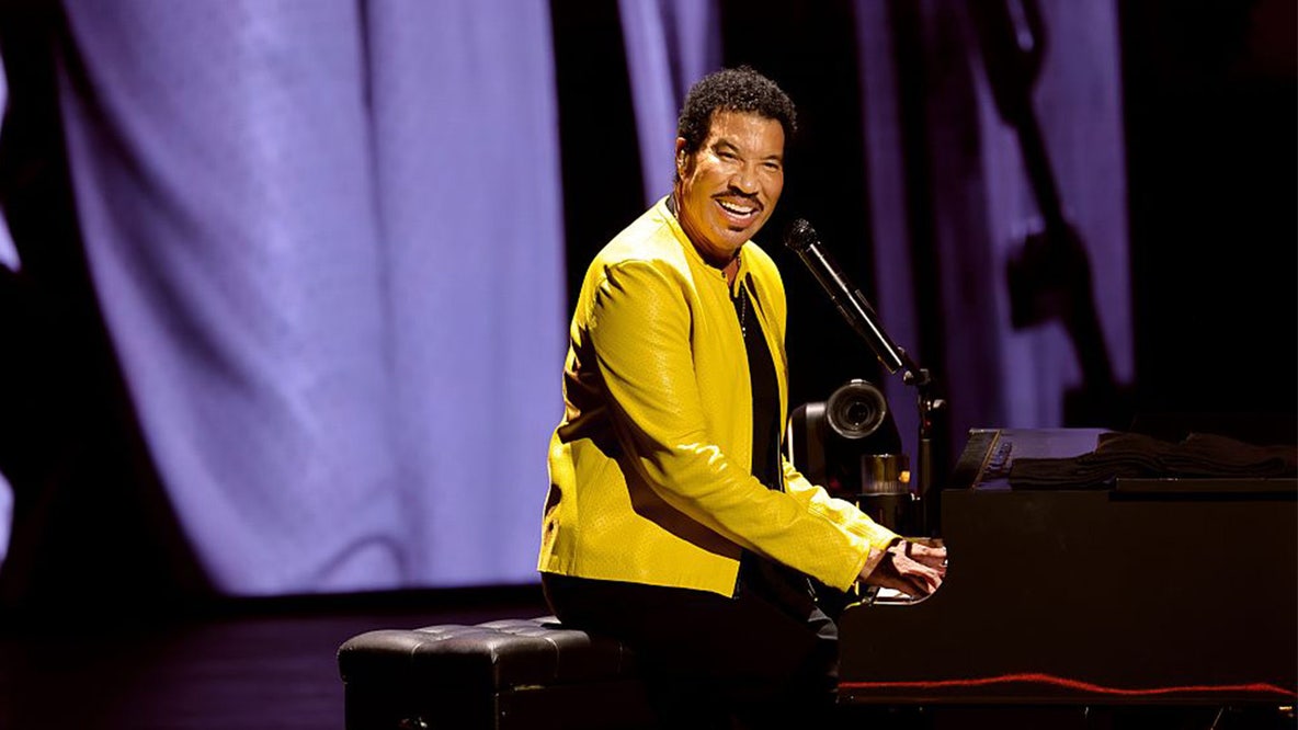 Lionel Richie hospitalized following St. Louis performance: Report