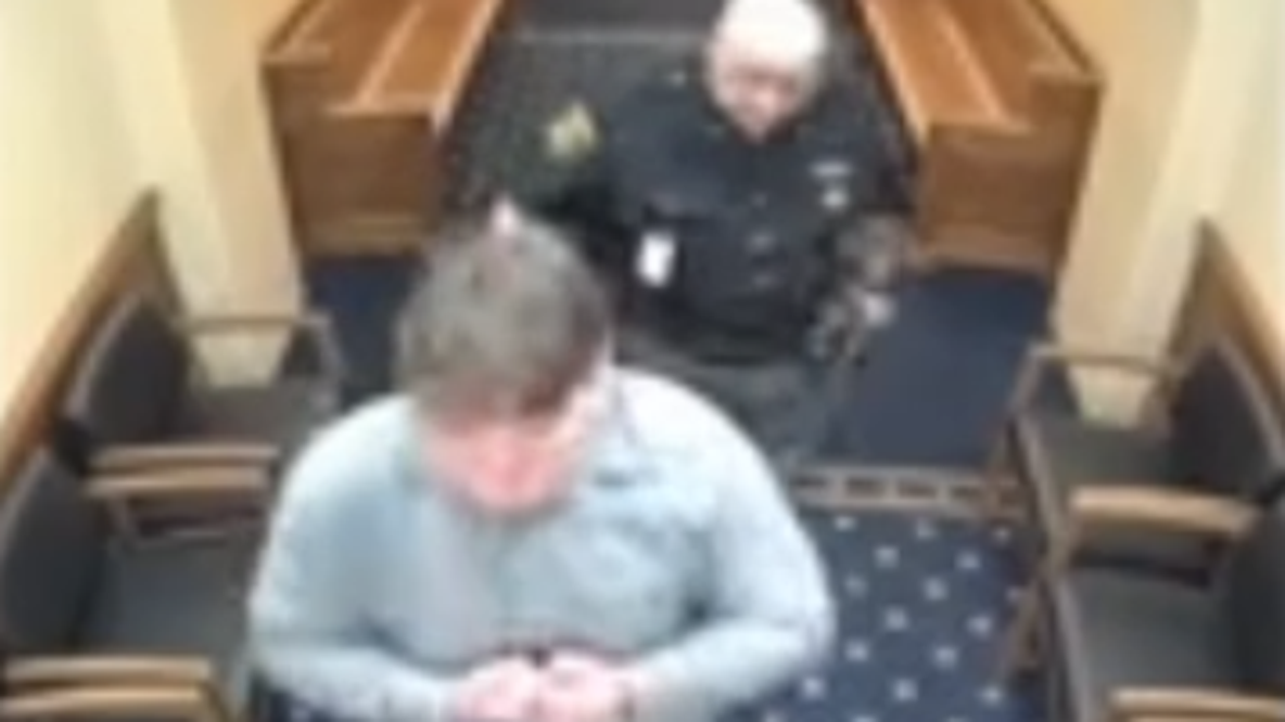 Watch: Man breaks free from handcuffs, punches deputy in Ohio courthouse escape