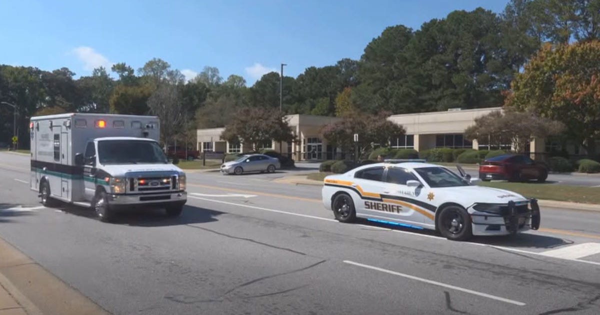 2 North Carolina deputies shot, suspect deceased