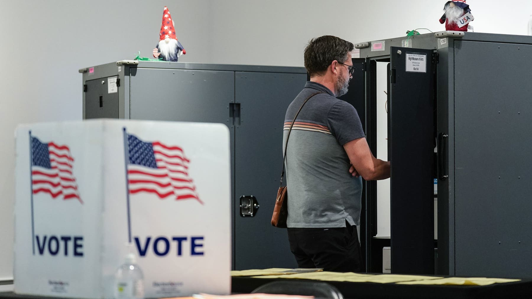 Voters on both sides of the aisle want change, new poll on eve of 2026 midterm finds