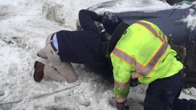 Gov. Cuomo helps rescue stranded motorist