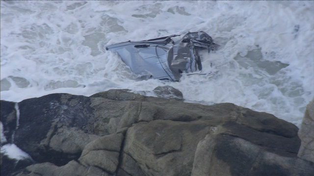 Car crashes over cliff at Devil's Slide