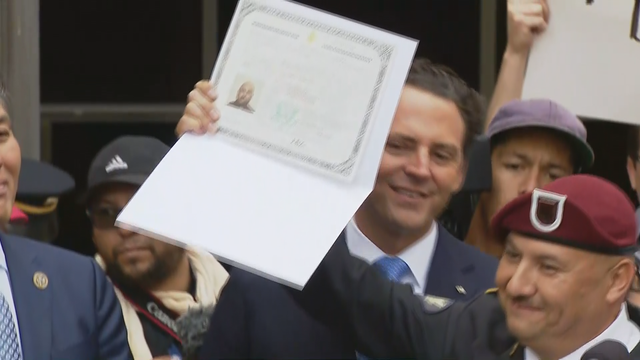 Deported Army veteran gets U.S. citizenship