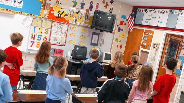 Bill requires schools to conduct Pledge of Allegiance