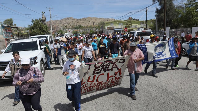 Caravan of migrants arrives at border crossing