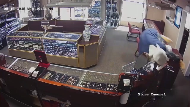 Police: 'Gold grabber' steals chains from St. Pete jeweler