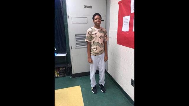 Teen buys new shoes for her classmate in emotional video