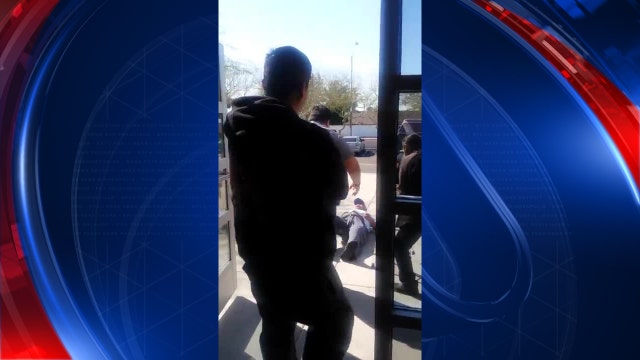 Video shows security guards throwing out a man from a federal building