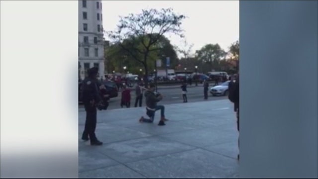 VIDEO: Man with sword goes into Apple store