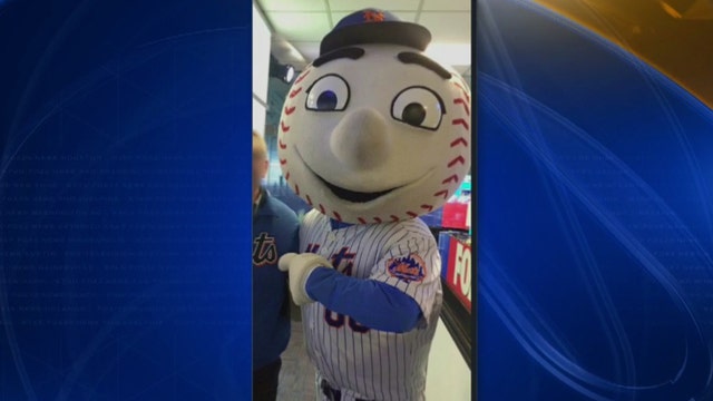 Mr. Met gives fan the finger