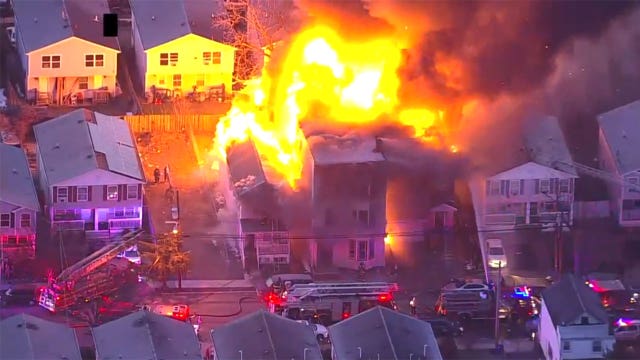 Huge fire burns homes in Newark