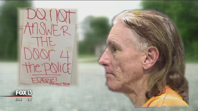 Sign on North Port home: 'Do not answer the door 4 the police'