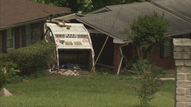 Garbage truck crashes into two Atlanta houses