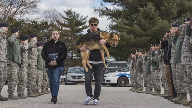 Air force bids military dog heartwarming final goodbye outside vet clinic