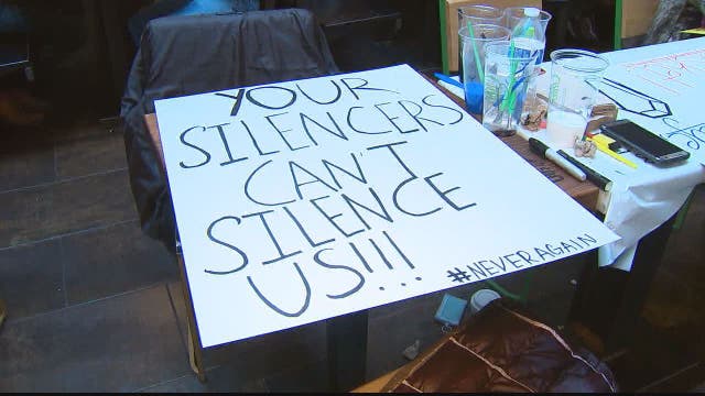 Students prepare powerful messages on signs for March for Our Lives