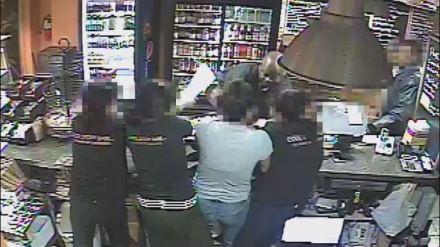 Store workers fight off DC robber (VIDEO)