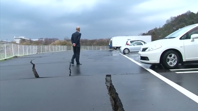 Strong quake cracks streets in western Japan, injuring 5