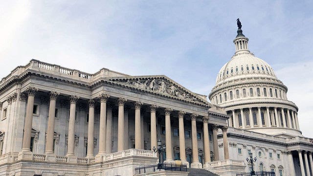 Lawmakers ask pay to be withheld as government shutdown continues Monday